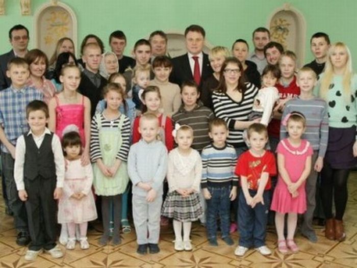 Журналистка оскорбила мать 37 детей (7 фото)