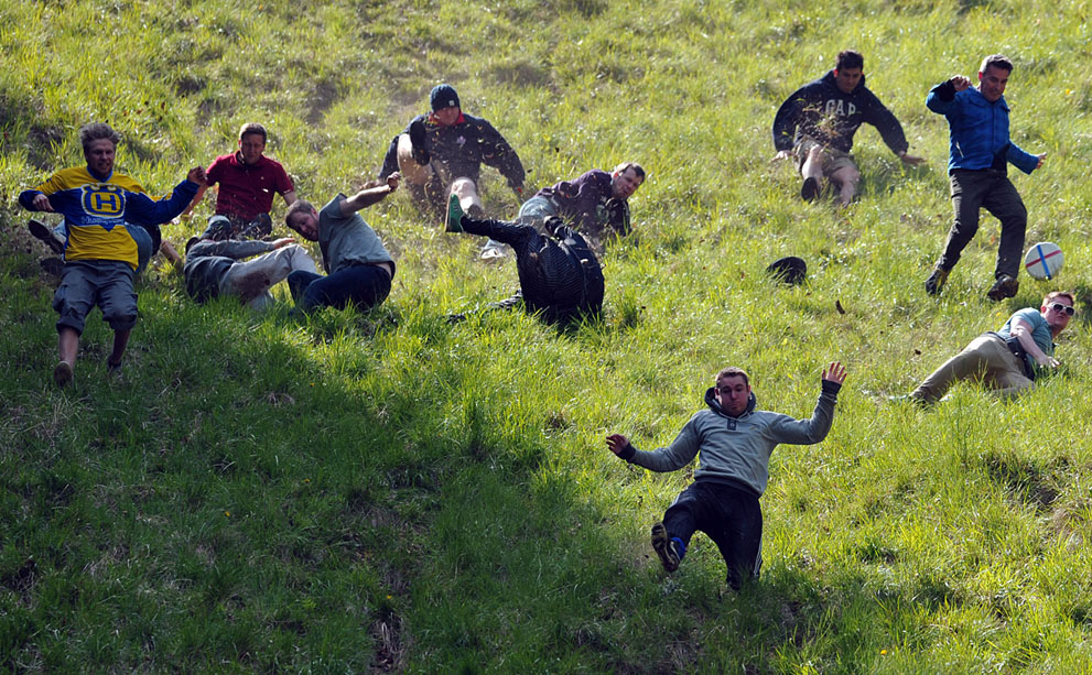Самое нелепое и беспощадное соревнование мая: Куперсхилдская сырная гонка 2013 Самое нелепое и беспощадное соревнование мая: Куперсхилдская сырная гонка 2013