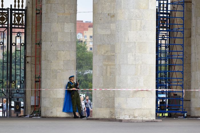 Повесили десант на воротах