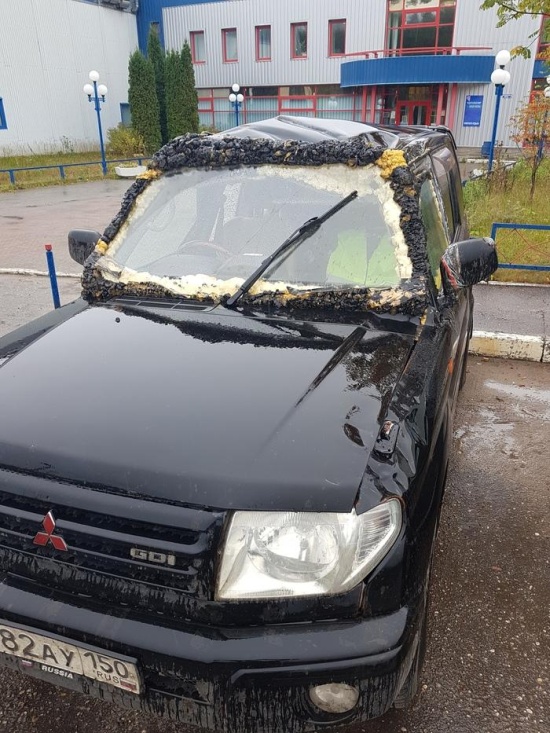 При помощи скотча и монтажной пены можно отремонтировать всё, что угодно