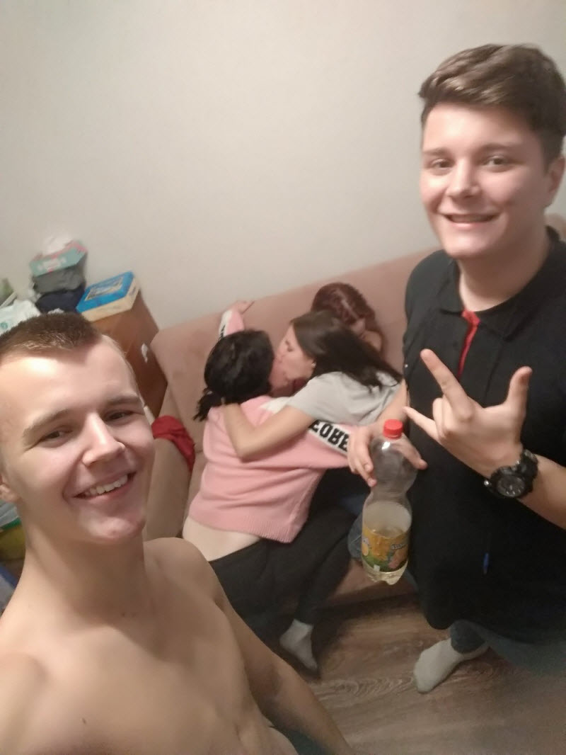 Молодежь развлекается
