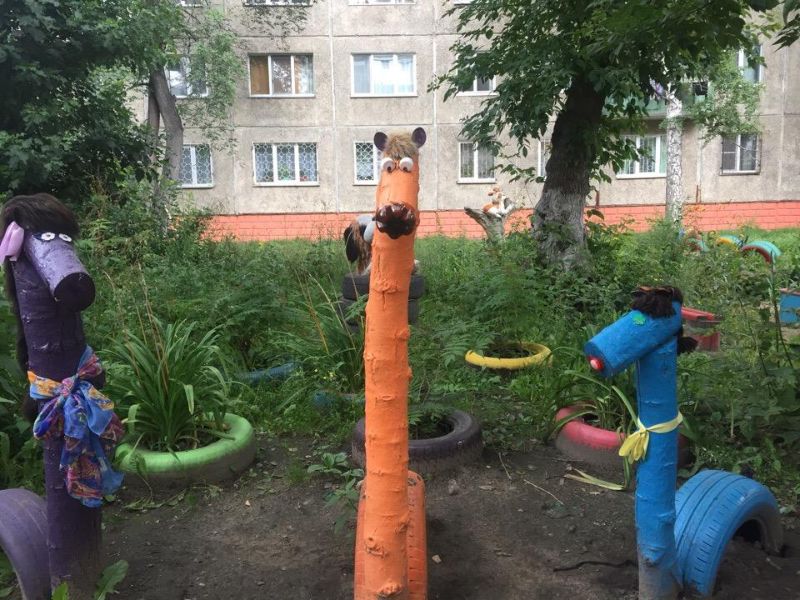 Народные умельцы продолжают заселять дворы стремными персонажами и диковинными животными