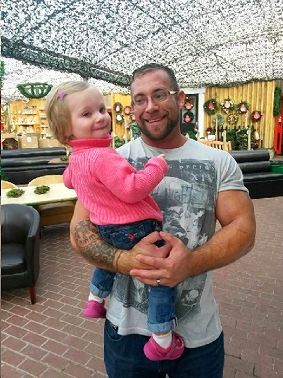 Родители сделали татуировки, повторяющие родимые пятна у их дочери