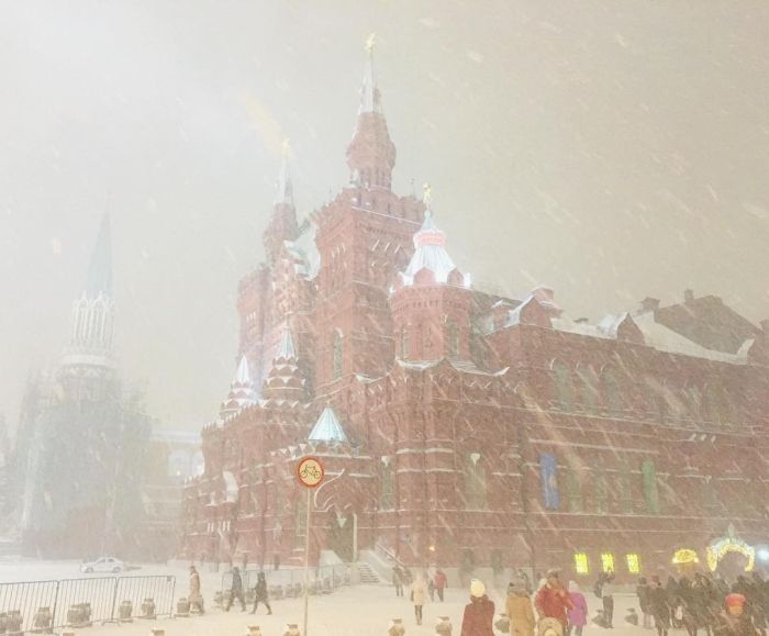 Сильный снегопад частично парализовал движение в Москве