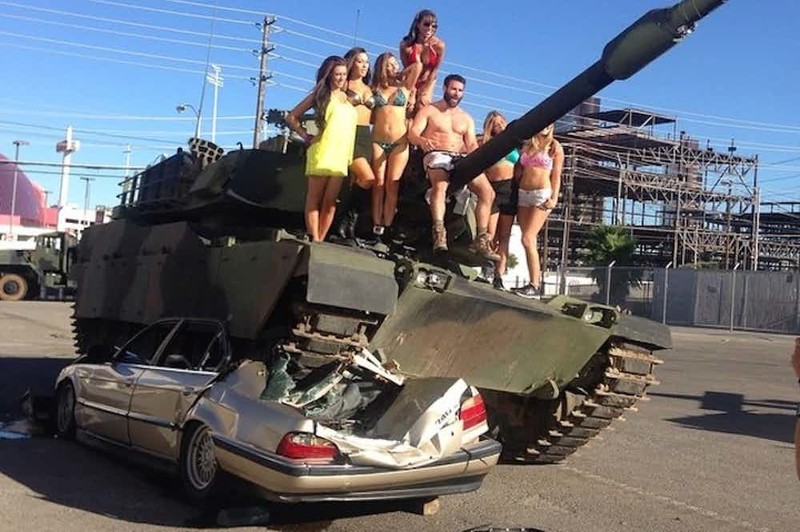 18 фото из жизни самого эксцентричного миллионера США 18 фото из жизни самого эксцентричного миллионера США
