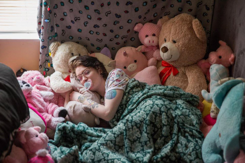 20-летняя американка ведет себя как 5-летний ребенок 20-летняя американка ведет себя как 5-летний ребенок