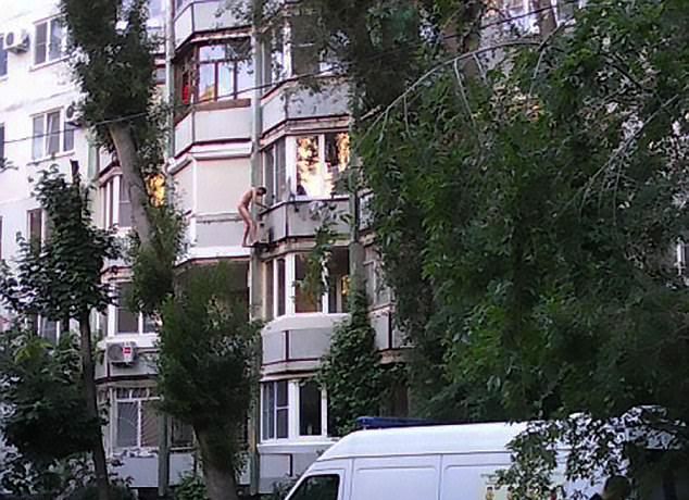 Голый мужик забрался на соседский кондиционер чтобы прохладиться