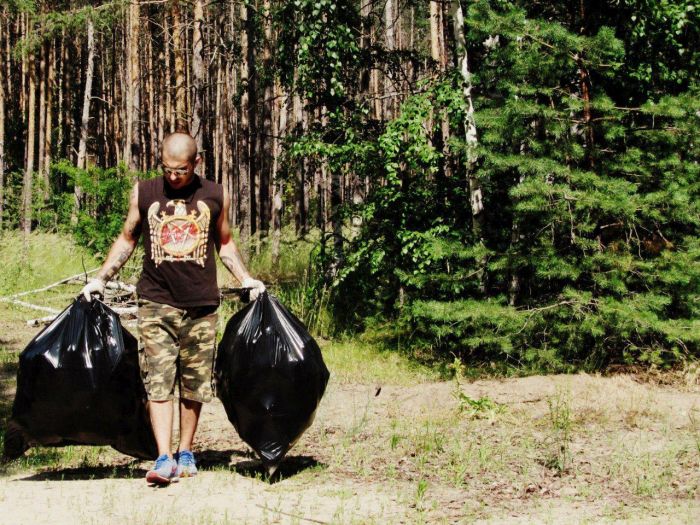 Воронежский слесарь очищает лес от мусора Воронежский слесарь очищает лес от мусора