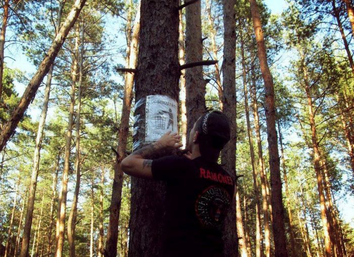 Воронежский слесарь очищает лес от мусора Воронежский слесарь очищает лес от мусора