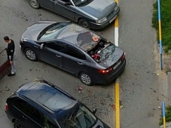 В Сургуте выброшенный в окно арбуз разбил автомобиль