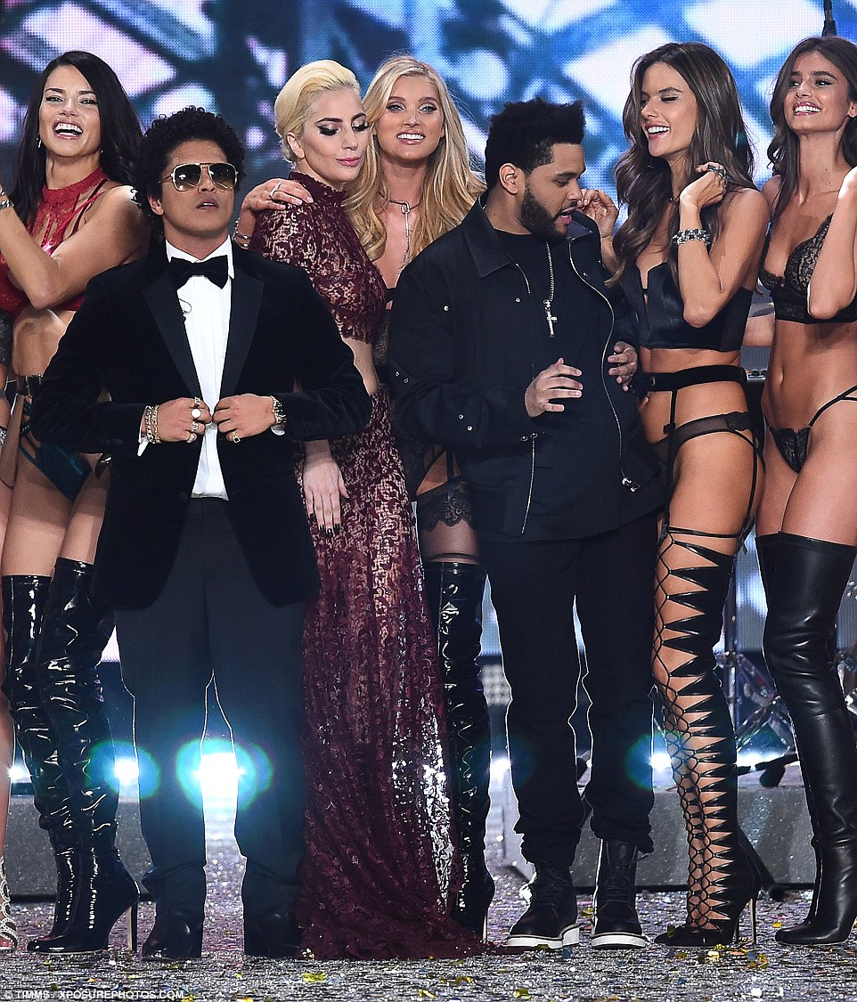 Яркие образы с показа нижнего белья Victoria’s Secret 2016 в Париже