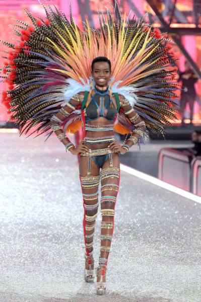 В Париже прошел показ коллекции нижнего белья Victoria’s Secret 2016