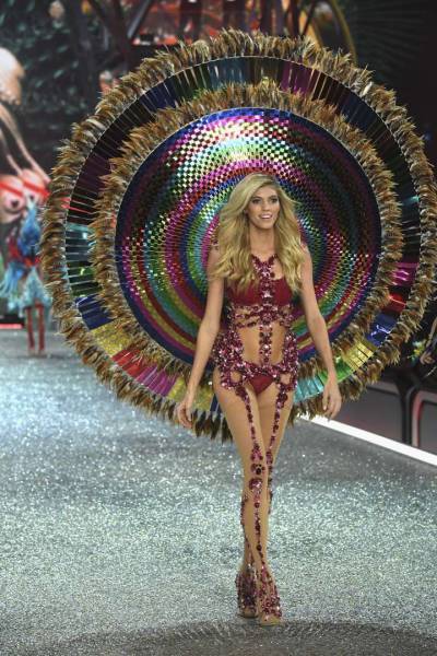 В Париже прошел показ коллекции нижнего белья Victoria’s Secret 2016