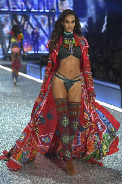 В Париже прошел показ коллекции нижнего белья Victoria’s Secret 2016
