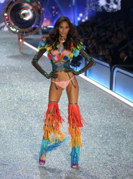 В Париже прошел показ коллекции нижнего белья Victoria’s Secret 2016
