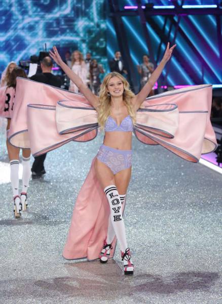 В Париже прошел показ коллекции нижнего белья Victoria’s Secret 2016