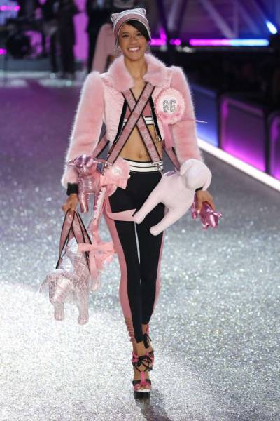 В Париже прошел показ коллекции нижнего белья Victoria’s Secret 2016