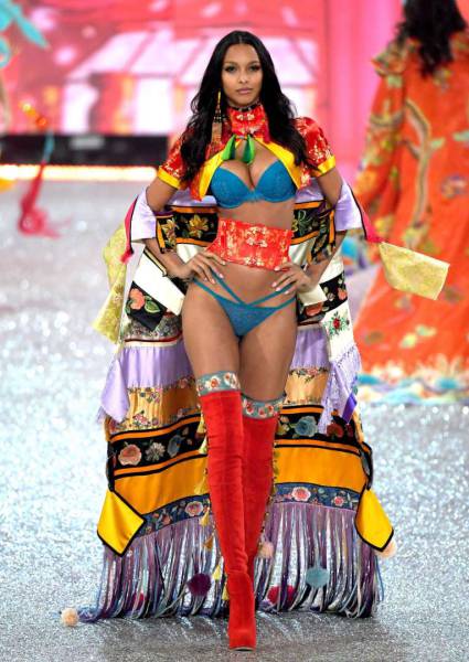 В Париже прошел показ коллекции нижнего белья Victoria’s Secret 2016