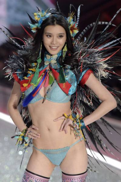В Париже прошел показ коллекции нижнего белья Victoria’s Secret 2016