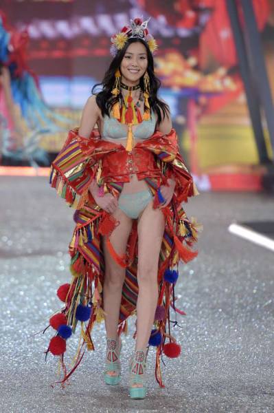 В Париже прошел показ коллекции нижнего белья Victoria’s Secret 2016