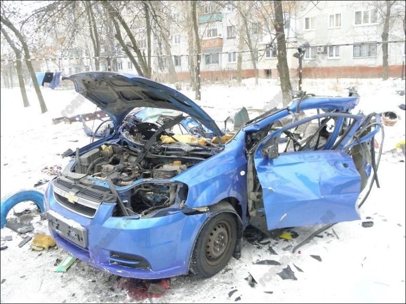 Автомобиль разорвало на части (6 фото)