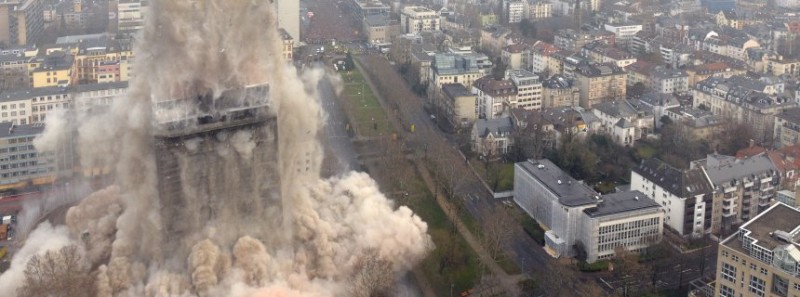 В Германии взорвали 116-метровый небоскреб В Германии взорвали 116-метровый небоскреб