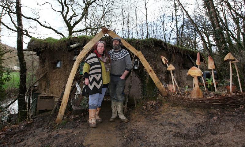 Эта пара построила «домик хоббитов» из-за «аллергии на современную жизнь» Эта пара построила «домик хоббитов» из-за «аллергии на современную жизнь»
