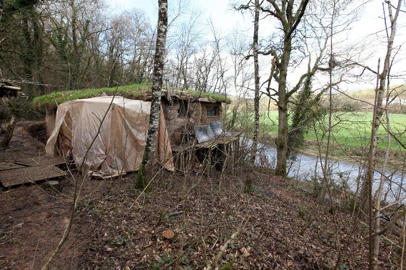 Эта пара построила «домик хоббитов» из-за «аллергии на современную жизнь» Эта пара построила «домик хоббитов» из-за «аллергии на современную жизнь»