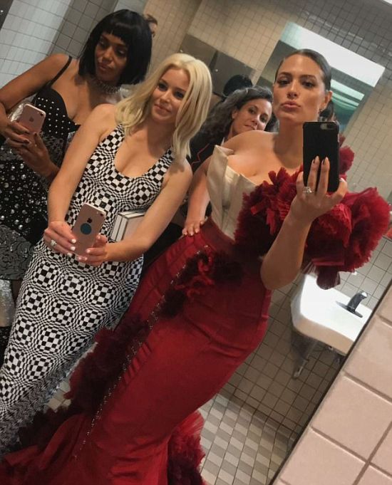 Звездные селфи в туалете Метрополитен-музея на балу Met Gala