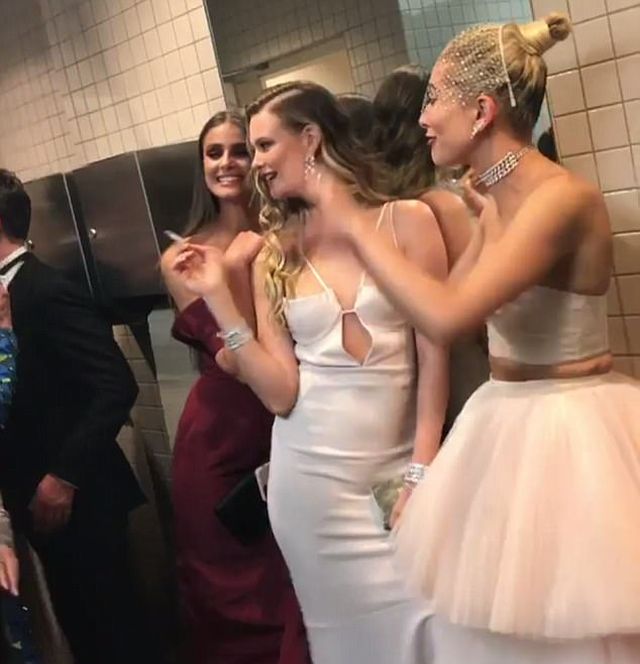 Звездные селфи в туалете Метрополитен-музея на балу Met Gala