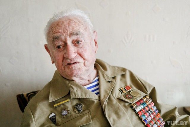 90-летний ветеран-десантник поделился деталями о секретном задании под Кенигсбергом 90-летний ветеран-десантник поделился деталями о секретном задании под Кенигсбергом