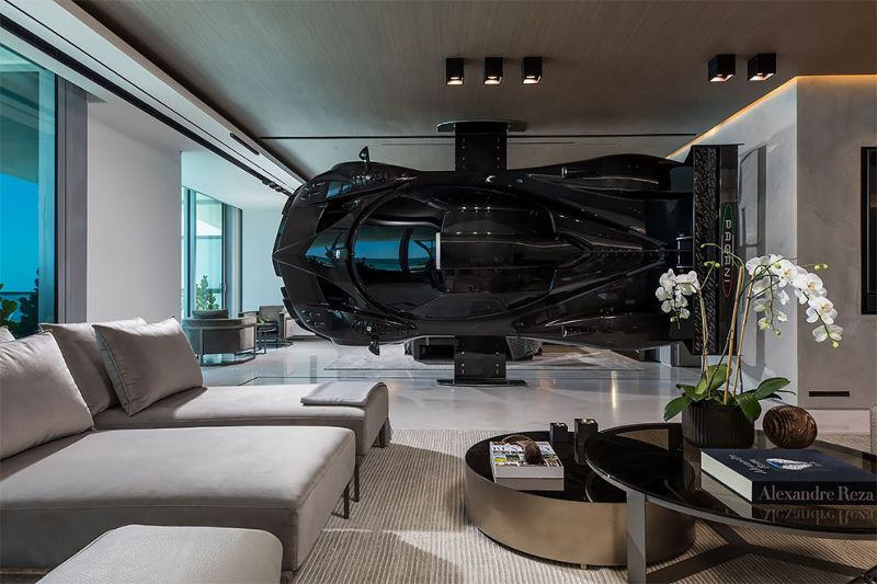 Квартира гонщика, где вместо стены - настоящий суперкар Pagani Zonda