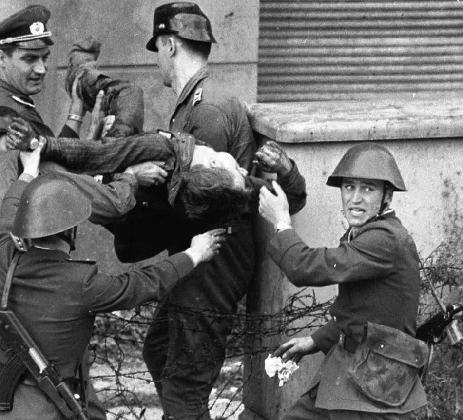 15 ретро-снимков, повествующий о легендарном падении Берлинской стены 15 ретро-снимков, повествующий о легендарном падении Берлинской стены