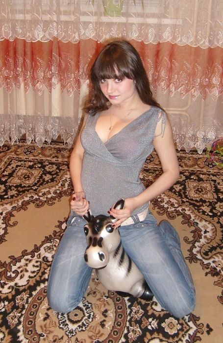 Девушки фотографируются в уютной домашней обстановке
