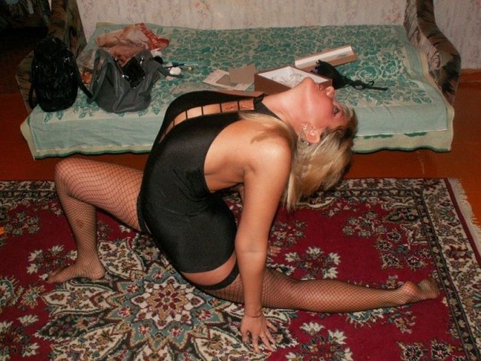 Девушки фотографируются в уютной домашней обстановке