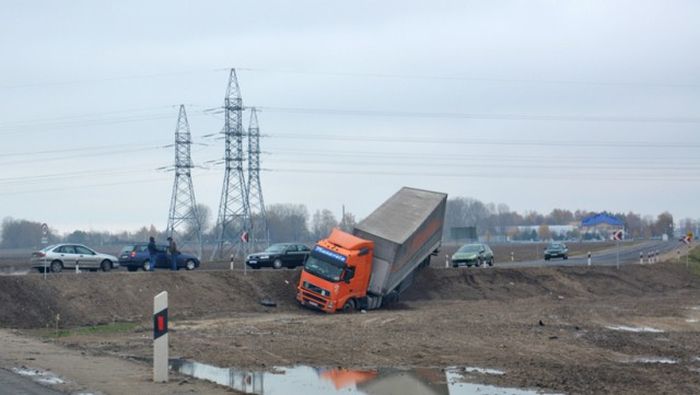 Доброта простых людей удивила дальнобойщика, попавшего в ДТП под Слуцком