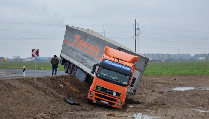 Доброта простых людей удивила дальнобойщика, попавшего в ДТП под Слуцком