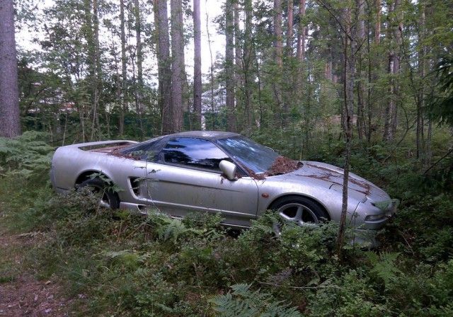 В лесополосе под Санкт-Петербургом найден брошенный спорткар Honda NSX