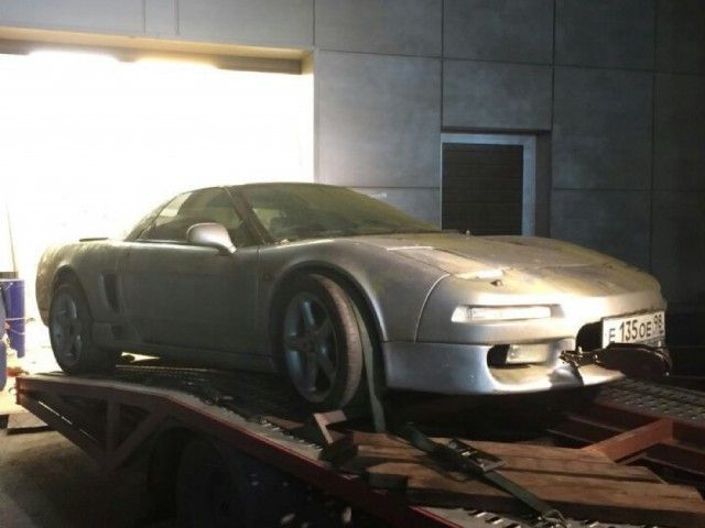 В лесополосе под Санкт-Петербургом найден брошенный спорткар Honda NSX