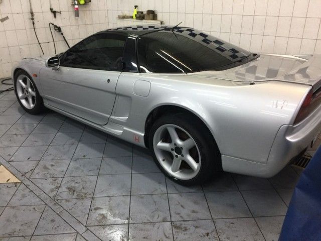 В лесополосе под Санкт-Петербургом найден брошенный спорткар Honda NSX