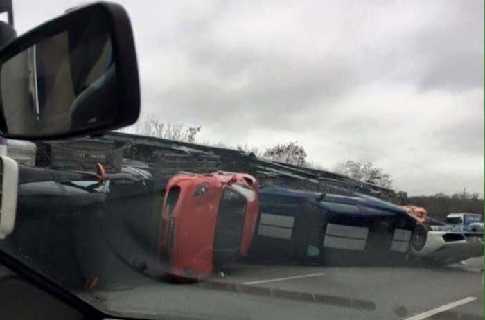 Водитель автовоза опрокинул 9 дорогих спорткаров