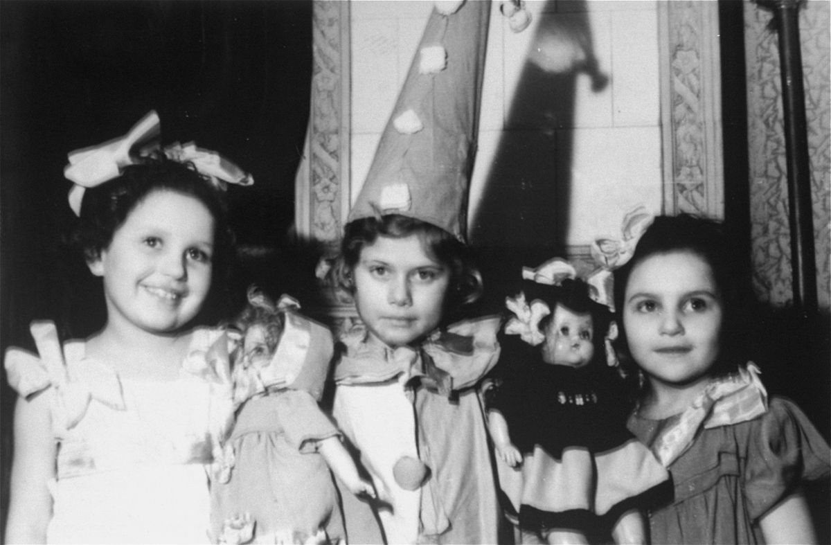 Они не успели наиграться в куклы Они не успели наиграться в куклы