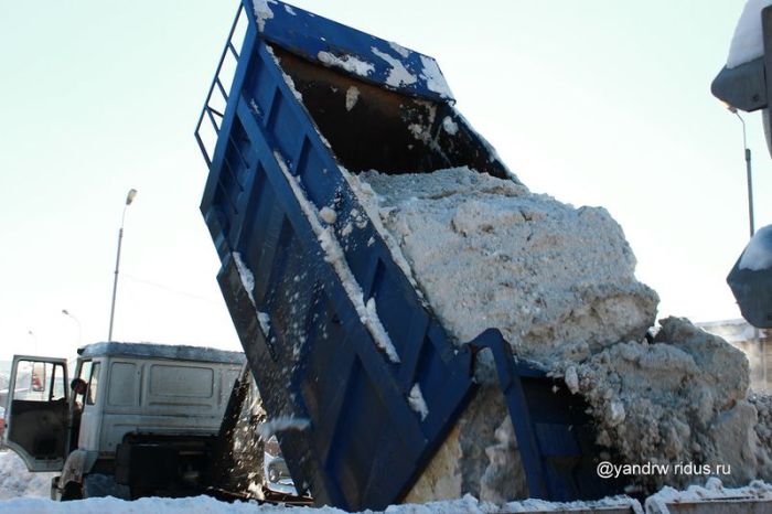 Что делают с убранным снегом? (13 фото) Что делают с убранным снегом? (13 фото)