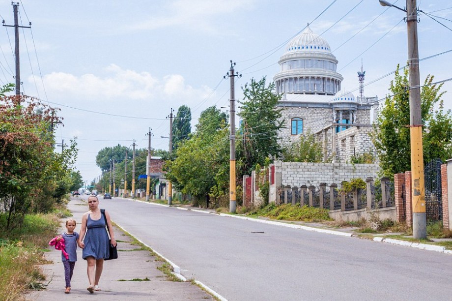 Цыганская столица мира: молдавский городок, где местные жители выставляют напоказ свое богатство Цыганская столица мира: молдавский городок, где местные жители выставляют напоказ свое богатство
