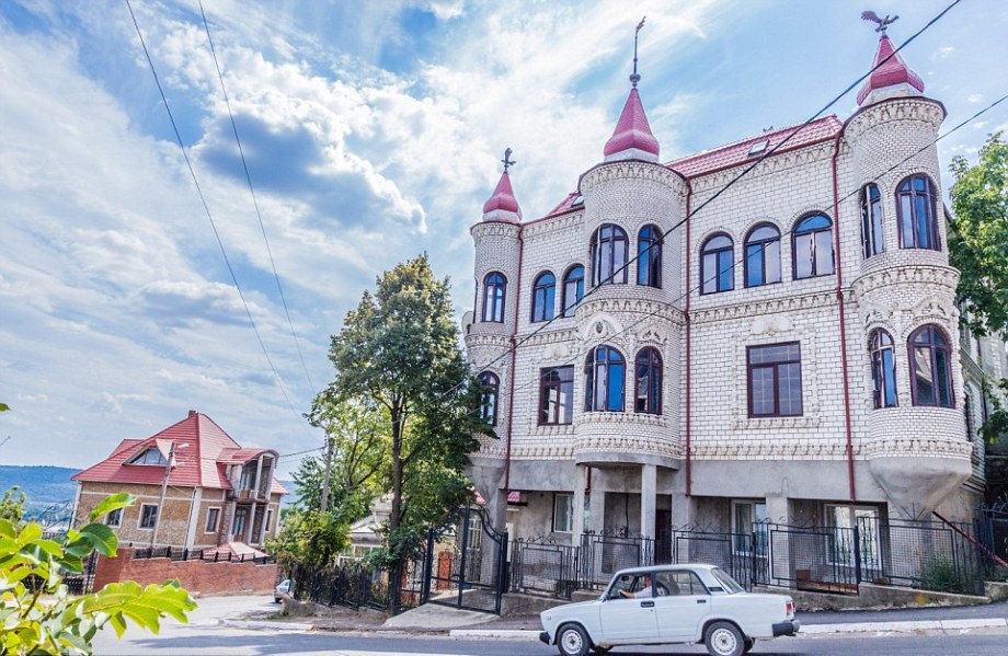 Цыганская столица мира: молдавский городок, где местные жители выставляют напоказ свое богатство Цыганская столица мира: молдавский городок, где местные жители выставляют напоказ свое богатство