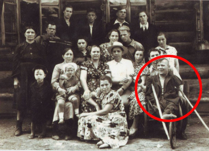 Художник-самоучка Евсей Якимов, у которого не было рук и ног Художник-самоучка Евсей Якимов, у которого не было рук и ног