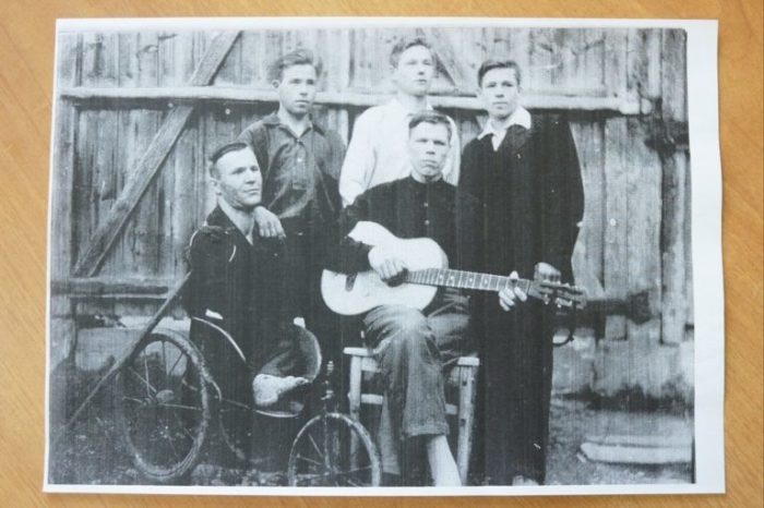 Художник-самоучка Евсей Якимов, у которого не было рук и ног Художник-самоучка Евсей Якимов, у которого не было рук и ног