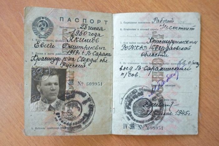 Художник-самоучка Евсей Якимов, у которого не было рук и ног Художник-самоучка Евсей Якимов, у которого не было рук и ног