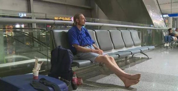 Парень ждал любимую в аэропорту 10 дней Парень ждал любимую в аэропорту 10 дней