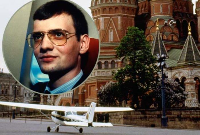 Миссия мира: как пилот-любитель посадил самолет на Красной площади, и что с ним случилось после этого Миссия мира: как пилот-любитель посадил самолет на Красной площади, и что с ним случилось после этого